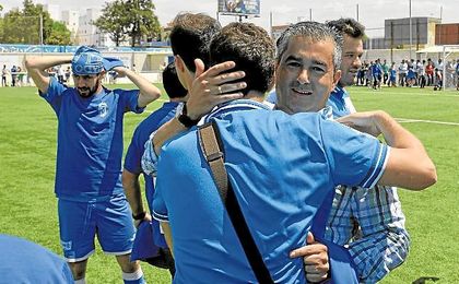 Juanma Velasco celebra con sus futbolistas el ascenso conseguido en el pasado mes de mayo. Juanma Velasco celebra con sus futbolistas el ascenso conseguido en el pasado mes de mayo.