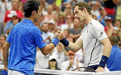Nishikori y Murray se dan la mano tras el partido. Nishikori y Murray se dan la mano tras el partido.