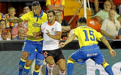 Kevin-Prince Boateng y Roque Mesa presionan a Montoya. Kevin-Prince Boateng y Roque Mesa presionan a Montoya.