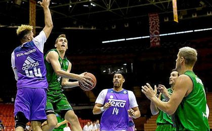 Nikola Radicevic entra a canasta con la oposición de Jefferey Taylor. Nikola Radicevic entra a canasta con la oposición de Jefferey Taylor.