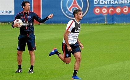 Ben Arfa, bajo la atenta mirada de Emery. Ben Arfa, bajo la atenta mirada de Emery.