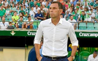 Poyet durante su estreno en el Villamarín. Poyet durante su estreno en el Villamarín.