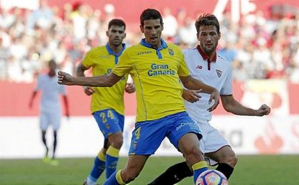 El Mudo Vázquez y Vicente Gómez pelean por un balón. El Mudo Vázquez y Vicente Gómez pelean por un balón.