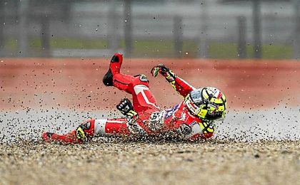Iannone, en la grava tras su caída en los entrenamientos de ayer. Iannone, en la grava tras su caída en los entrenamientos de ayer.