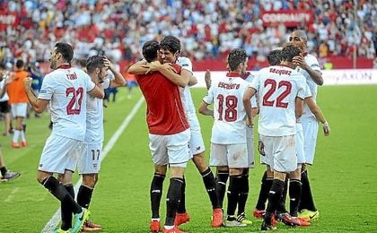 Iborra abraza a Carlos Fernández tras marcar el 2-1. Iborra abraza a Carlos Fernández tras marcar el 2-1.