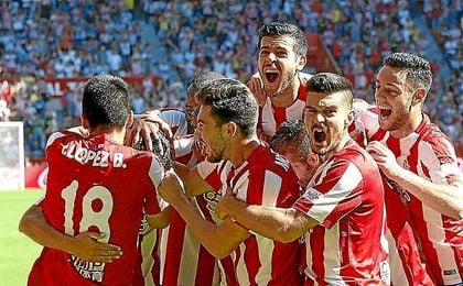 Los jugadores sportinguistas celebran el gol de Nacho Cases. Los jugadores sportinguistas celebran el gol de Nacho Cases.