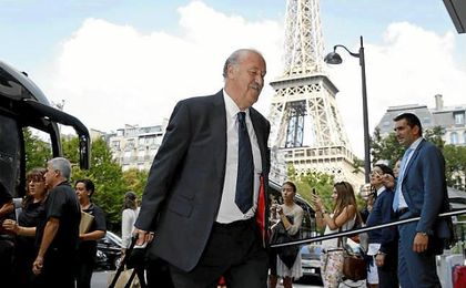 Vicente del Bosque recibió un premio por su carrera entregado por Fergurson. Vicente del Bosque recibió un premio por su carrera entregado por Fergurson.