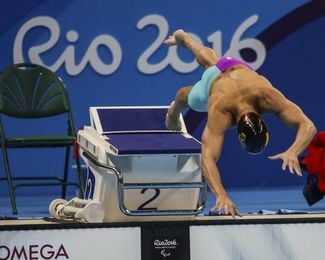 José Antonio Marí se lanza a la piscina. José Antonio Marí se lanza a la piscina.