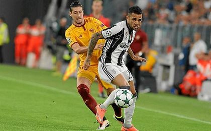 Dani Alves, en un lance del partido contra el Sevilla. Dani Alves, en un lance del partido contra el Sevilla.