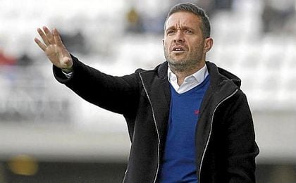 Tevenet: "No sé si sería lo mejor o lo peor, pero no puedes obligar a un club a tener sólo dieciséis fichas senior" Tevenet: "No sé si sería lo mejor o lo peor, pero no puedes obligar a un club a tener sólo dieciséis fichas senior"