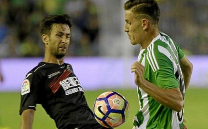 Bueno pelea un balón con Álex Alegría. Bueno pelea un balón con Álex Alegría.