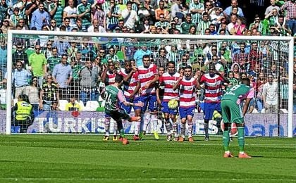 Rubén Castro lanza la falta del segundo gol ante el Granada en la temporada pasada. Rubén Castro lanza la falta del segundo gol ante el Granada en la temporada pasada.