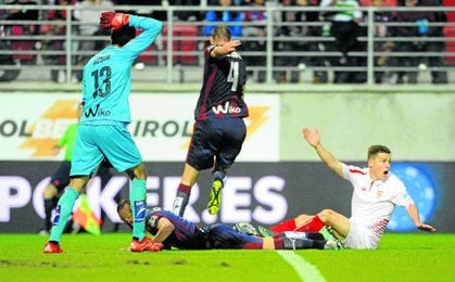 Kévin Gameiro, autor del único gol sevillista en Ipurua la pasada campaña, reclama uno de los penaltis no pitados. Kévin Gameiro, autor del único gol sevillista en Ipurua la pasada campaña, reclama uno de los penaltis no pitados.