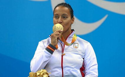 Teresa Perales besa su medalla. Teresa Perales besa su medalla.