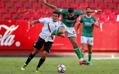 El canterano Cotán disputa el esférico con el oscense Nagore. El canterano Cotán disputa el esférico con el oscense Nagore.