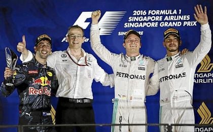 Rosberg, Hamilton y Ricciardo, en el podio. Rosberg, Hamilton y Ricciardo, en el podio.