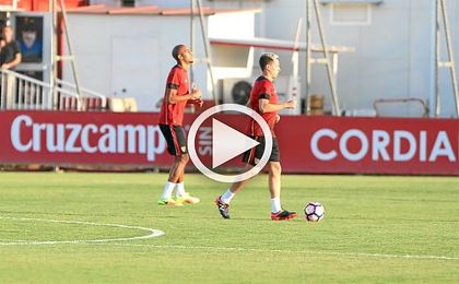 El franco-argelino, tocando el balón junto con N´Zonzi. El franco-argelino, tocando el balón junto con N´Zonzi.