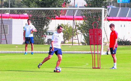 Diego Martínez dando indicaciones en un entrenamiento ante la mirada del juvenil Antonio Pozo. Diego Martínez dando indicaciones en un entrenamiento ante la mirada del juvenil Antonio Pozo.