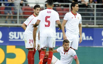 Algunos jugadores del Sevilla comentando el devenir del partido en Ipurúa. Algunos jugadores del Sevilla comentando el devenir del partido en Ipurúa.