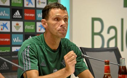 Gustavo Poyet en rueda de prensa. Gustavo Poyet en rueda de prensa.