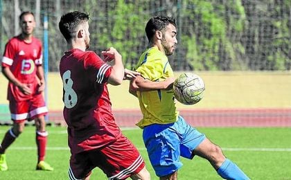 San José y San Juan se vieron las caras el pasado domingo; en la imagen, David López y Miguel Léon. San José y San Juan se vieron las caras el pasado domingo; en la imagen, David López y Miguel Léon.