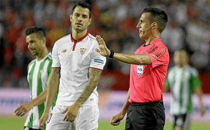 El colegiado Estrada Fernández y uno de sus asistentes se convirtieron en desgraciados protagonistas del derbi. El colegiado Estrada Fernández y uno de sus asistentes se convirtieron en desgraciados protagonistas del derbi.