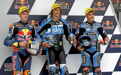 Binder, en el centro, tras ganar el GP de España. Bulega a la izquierda de la imagen, y Navarro a la derecha. Binder, en el centro, tras ganar el GP de España. Bulega a la izquierda de la imagen, y Navarro a la derecha.