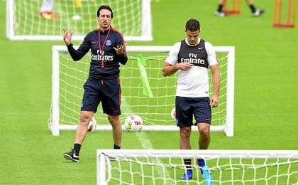 Emery da instrucciones a Ben Arfa durante un entrenamiento. Emery da instrucciones a Ben Arfa durante un entrenamiento.