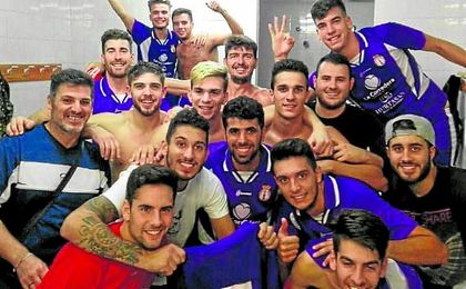 Ezequiel, en el centro de la imagen, celebra la última victoria ante el Carmona. Ezequiel, en el centro de la imagen, celebra la última victoria ante el Carmona.