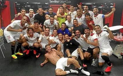 Los futbolistas del Sevilla se hicieron una fotografía todos juntos en el vestuario para celebrar la victoria conseguida en el derbi. Los futbolistas del Sevilla se hicieron una fotografía todos juntos en el vestuario para celebrar la victoria conseguida en el derbi.