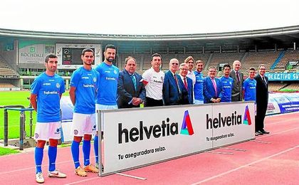 Futbolistas del Xerez D.F.C., así como representantes de la directiva azulina y de la firma suiza, posaron en el mítico Estadio Chapín. Futbolistas del Xerez D.F.C., así como representantes de la directiva azulina y de la firma suiza, posaron en el mítico Estadio Chapín.