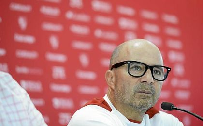 "No analizo las críticas, sólo trabajo para un Sevilla mejor". "No analizo las críticas, sólo trabajo para un Sevilla mejor".