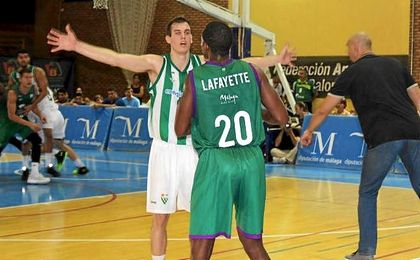 Radicevic, defendiendo un ataque de Lafayette. Radicevic, defendiendo un ataque de Lafayette.
