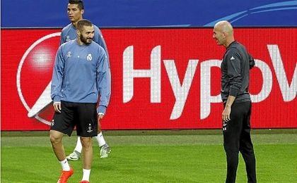 Ronaldo y Benzema se entrenan antes de medirse al Borussia Dortmund bajo la mirada de Zidane. Ronaldo y Benzema se entrenan antes de medirse al Borussia Dortmund bajo la mirada de Zidane.