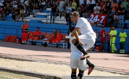 Algunos jugadores del Sevilla celebran uno de los tantos. Algunos jugadores del Sevilla celebran uno de los tantos.