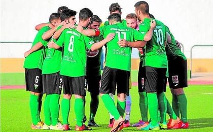El Pedrera, flamante líder de Primera Andaluza, se conjura antes de la disputa de un encuentro del presente campeonato. El Pedrera, flamante líder de Primera Andaluza, se conjura antes de la disputa de un encuentro del presente campeonato.