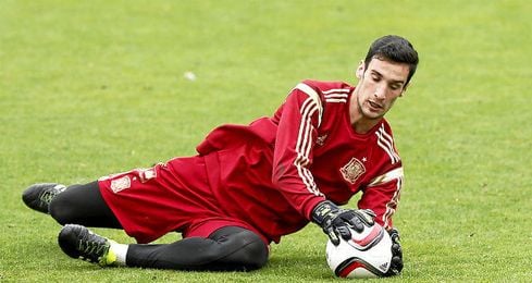 Sergio Rico vuelve a la Selección Española en una lista en la que también está Vitolo. Sergio Rico vuelve a la Selección Española en una lista en la que también está Vitolo.