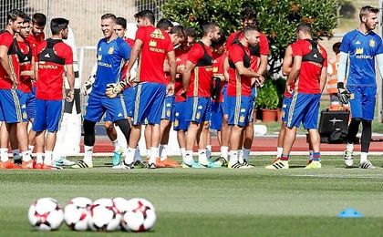 Adrián, junto al resto de los seleccionados, en una concentración de la Selección española. Adrián, junto al resto de los seleccionados, en una concentración de la Selección española.
