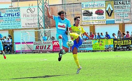 Fornell ante Aranda en el Lebrijana-Coria. Fornell ante Aranda en el Lebrijana-Coria.