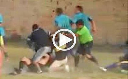 Un árbitro recibe una brutal paliza en Argentina por señalar un penalti Un árbitro recibe una brutal paliza en Argentina por señalar un penalti