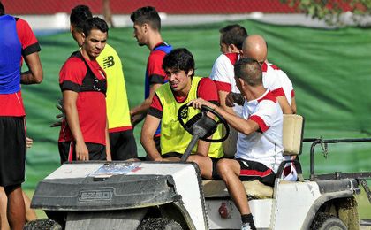 Carlos Fernández se retira en camilla. Carlos Fernández se retira en camilla.