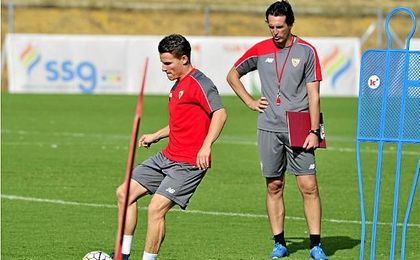 Unai Emery y Gameiro durante un entrenamiento del curso pasado. Unai Emery y Gameiro durante un entrenamiento del curso pasado.