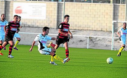 Iván Navarro persigue el esférico en un lance del Gerena-San Roque Lepe de la presente temporada. Iván Navarro persigue el esférico en un lance del Gerena-San Roque Lepe de la presente temporada.