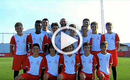 Monchi junto a los niños del Sevilla. Monchi junto a los niños del Sevilla.