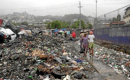 El huracán Matthew deja ya 283 muertos a su paso por Haití. El huracán Matthew deja ya 283 muertos a su paso por Haití.