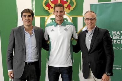 Haro, junto a Alegría y Torrecilla, tras firmarse la renovación del delantero. Haro, junto a Alegría y Torrecilla, tras firmarse la renovación del delantero.