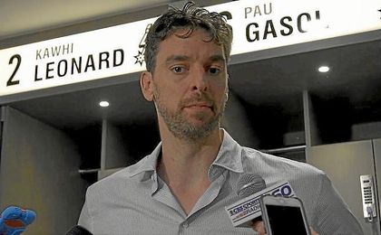 Pau Gasol atiende a los medios tras su debut con los Spurs. Pau Gasol atiende a los medios tras su debut con los Spurs.