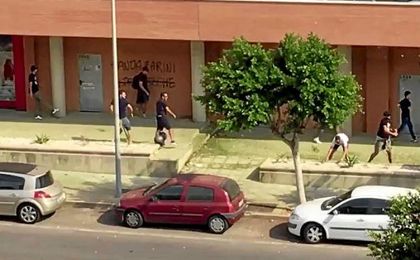 Captura de uno de los vídeos de la pelea, que circula por las redes sociales. Captura de uno de los vídeos de la pelea, que circula por las redes sociales.