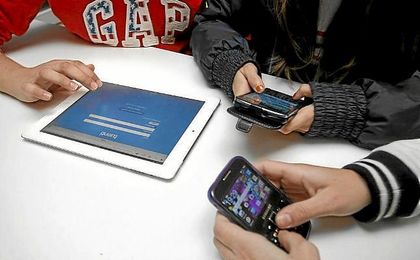 El 41% de los niños de once años ya cuenta con un teléfono móvil. El 41% de los niños de once años ya cuenta con un teléfono móvil.