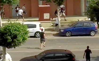 Imagen del altercado entre aficionados del Almería y el Levante. Imagen del altercado entre aficionados del Almería y el Levante.